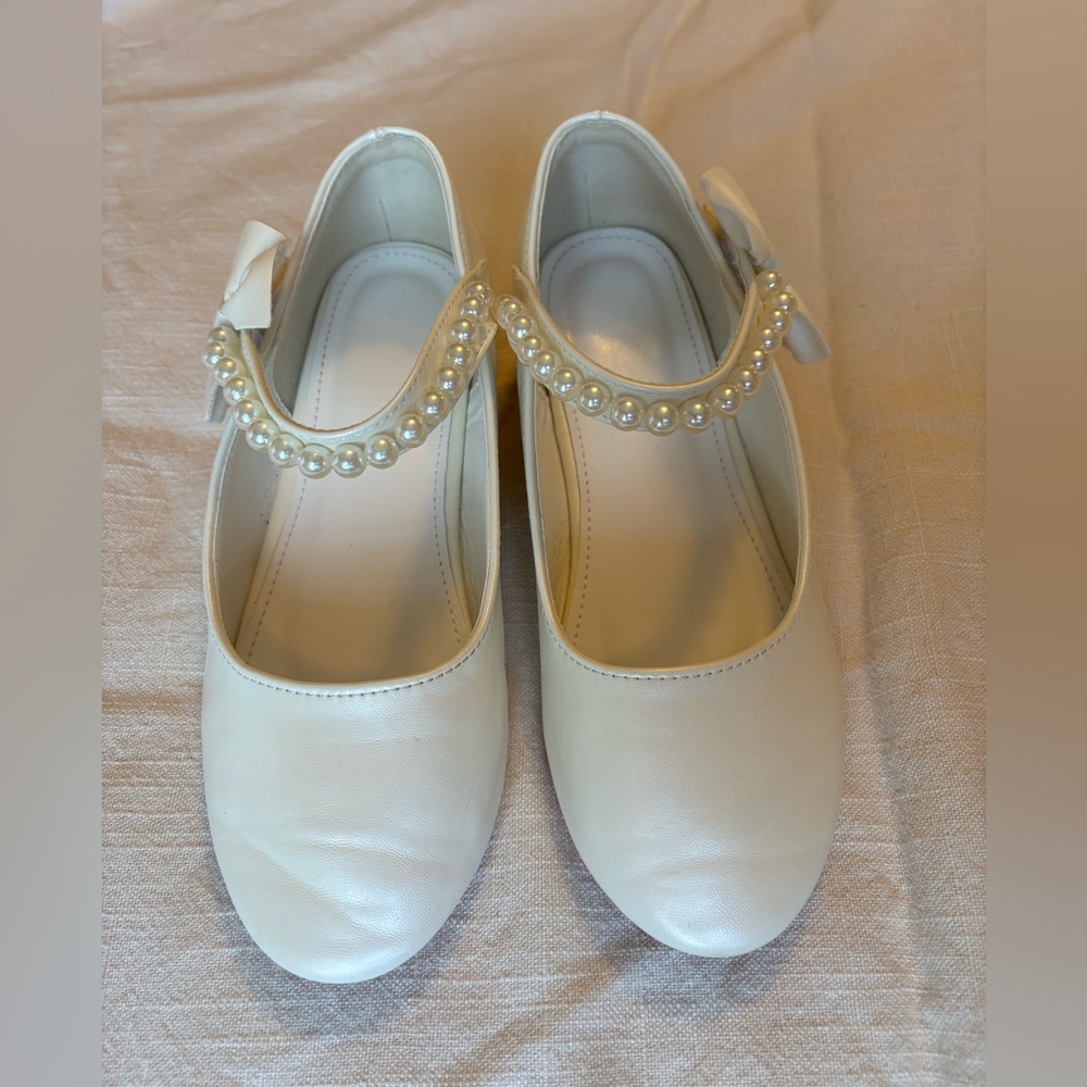 JJs House Pearl-Trim girls dress shoe in Cream